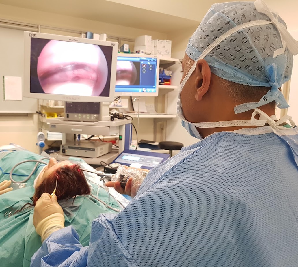 Endoscopic scareless lipoma surgery